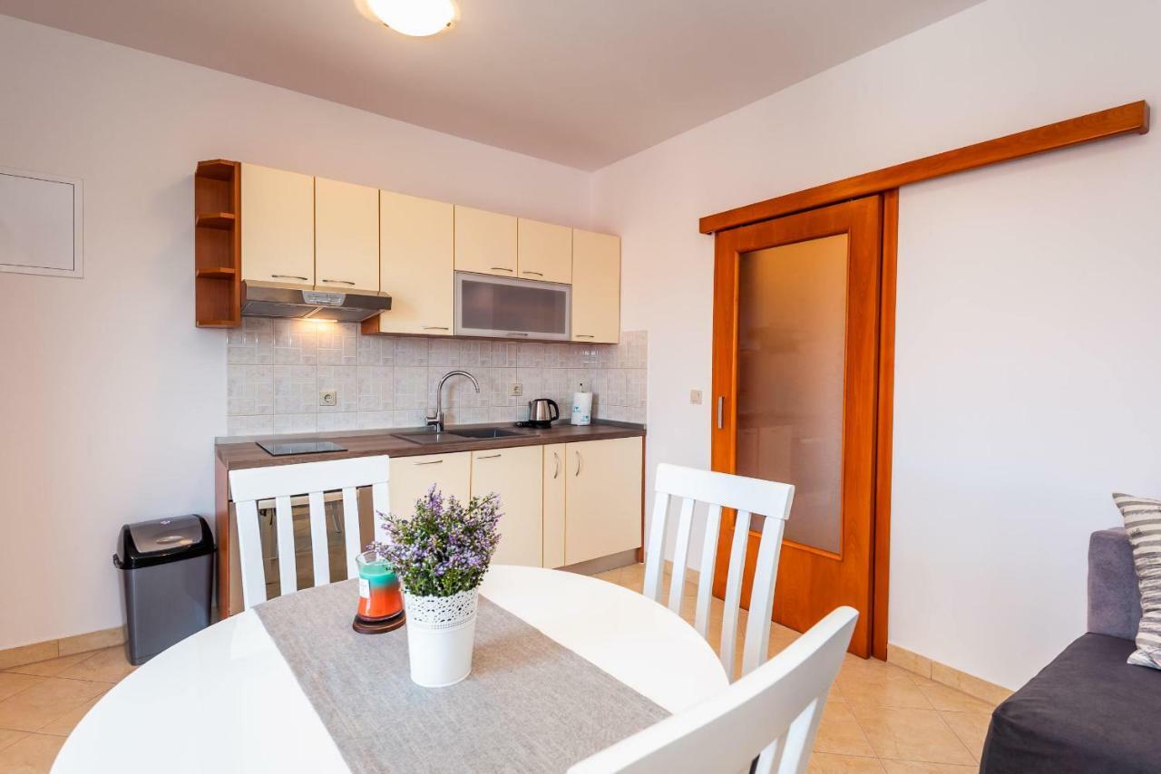 Apartmani Marina クレック エクステリア 写真