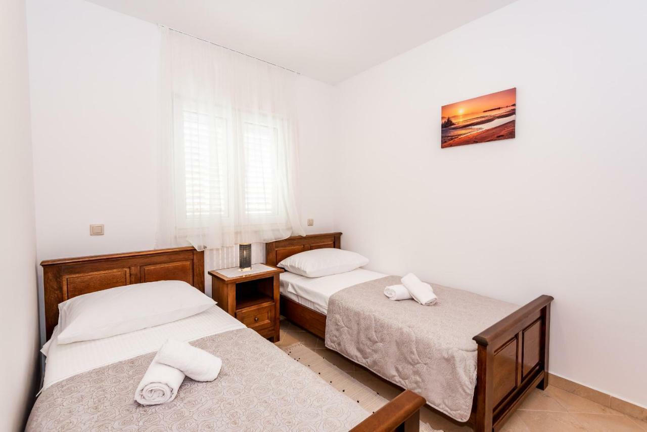 Apartmani Marina クレック エクステリア 写真