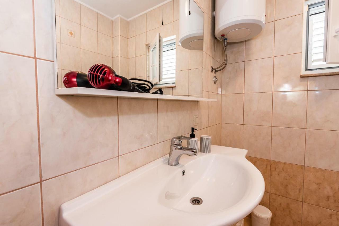 Apartmani Marina クレック エクステリア 写真