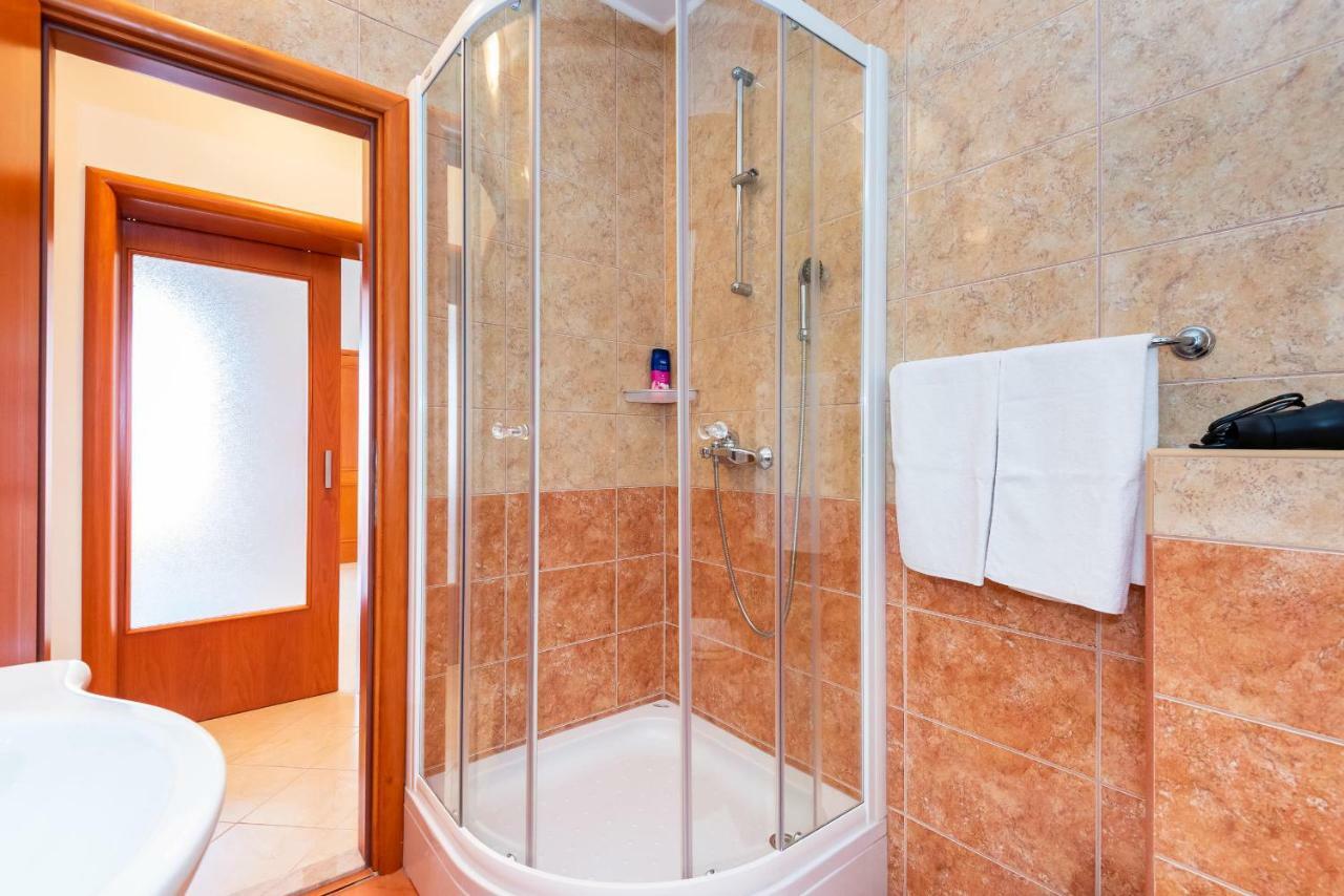 Apartmani Marina クレック エクステリア 写真