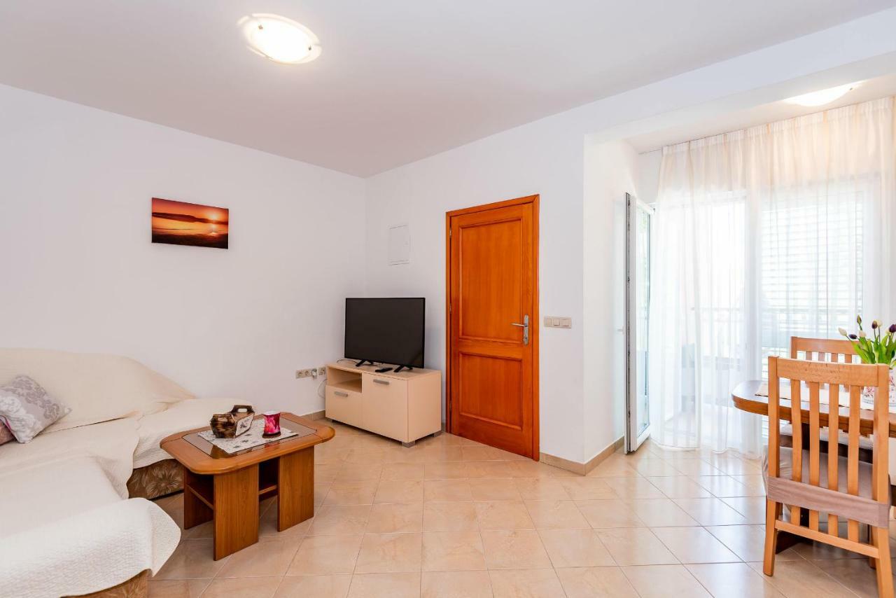Apartmani Marina クレック エクステリア 写真